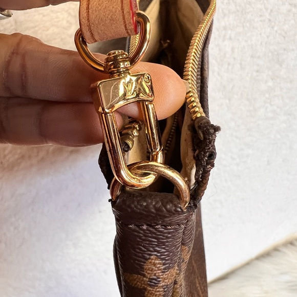 Elegant Louis Vuitton Monogram Crossbody Bag - Picture 7 of 7